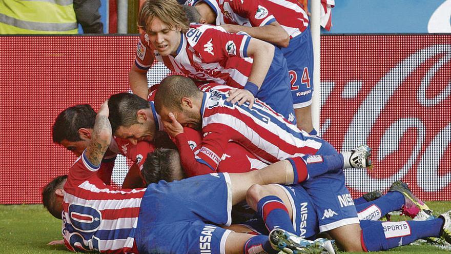 Los jugadores del Sporting celebran el gol de Sergio al Villarreal que selló la permanencia.