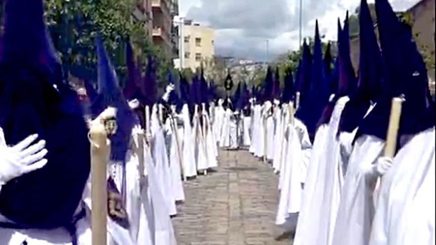 VÍDEO | Avanzan los tramos de nazarenos del cortejo de la Sagrada Presentación por la calle San Benito