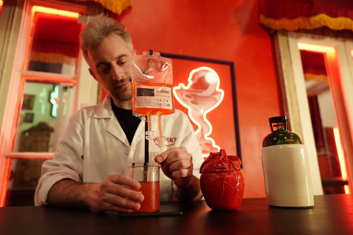 Transfusión en formato cóctel de la nueva farmacia clandestina Pharmacy.