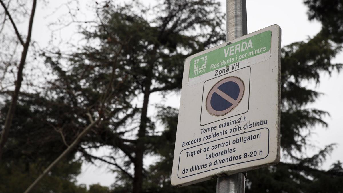 Señal que indica el horario de la zona verde en Montbau.