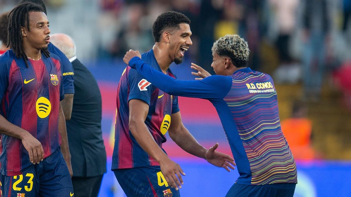Lamine Yamal felicita a Roland Araujo por el gol ante el Girona.
