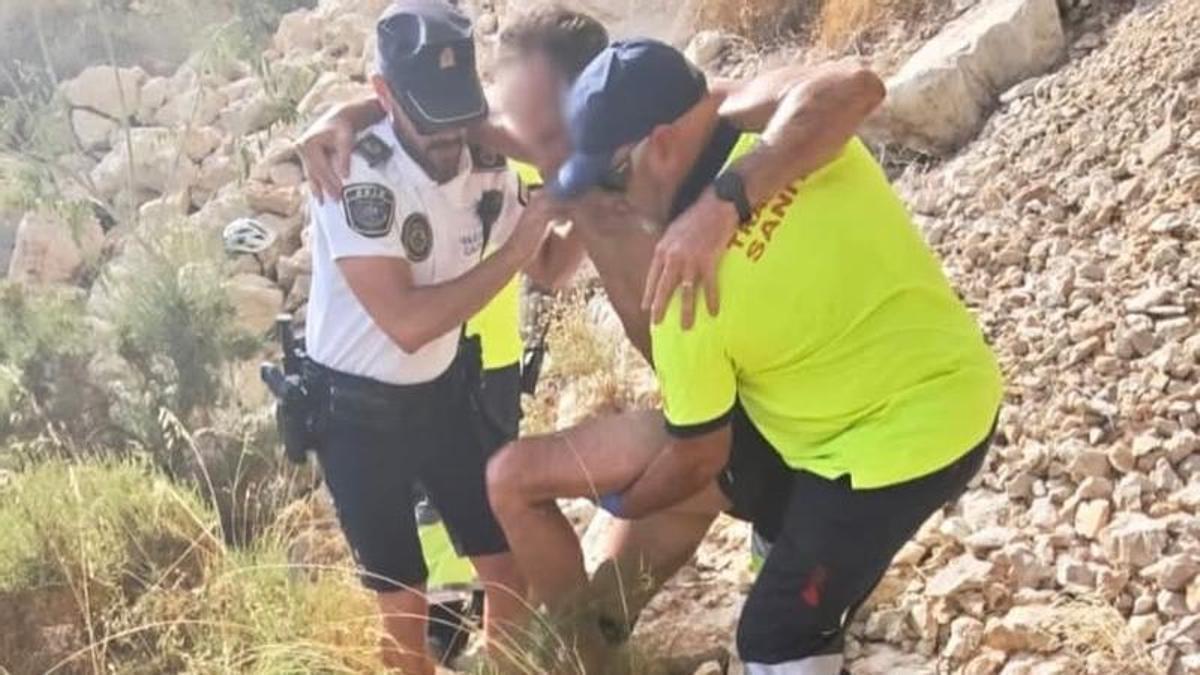 Un agente y un sanitario bajan de la escarpada ladera al senderista accidentado