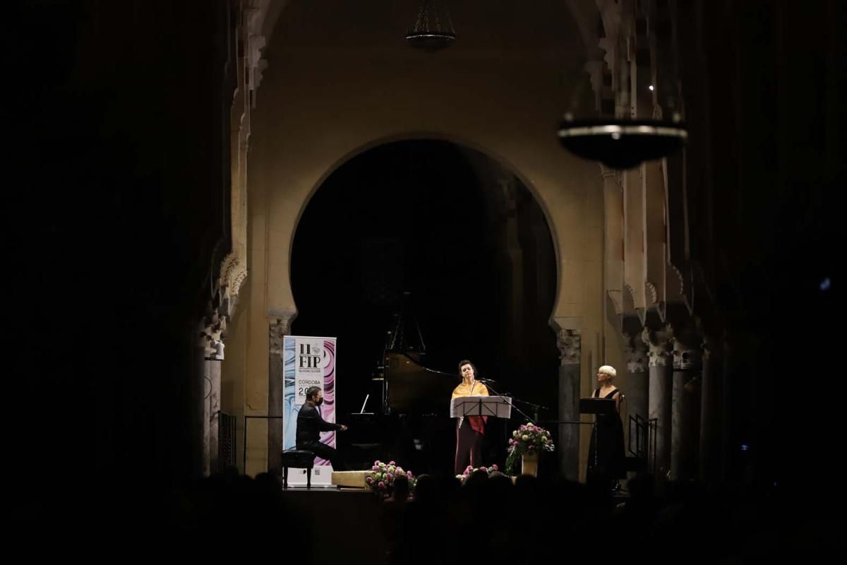 Pasión Vega eleva su voz, en la Mezquita-Catedral, por las víctimas del Covid