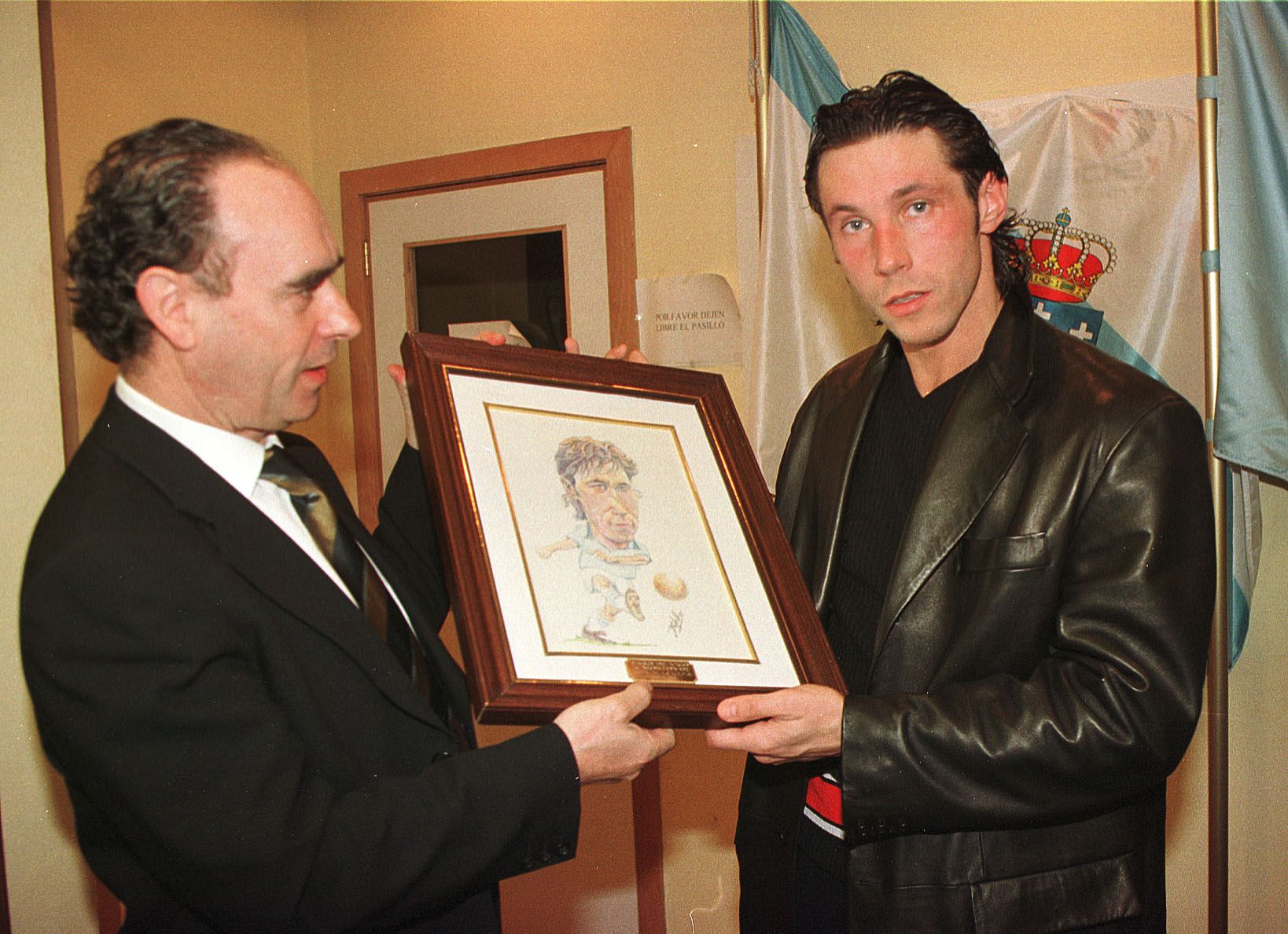Ceferino entregando una caricatura al jugador del Celta Mostovoi Cameselle en 1999.jpg
