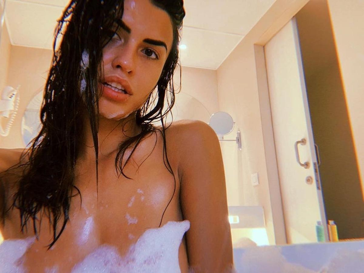 Espuma y nada más: el baño más hot de Sofía Suescun