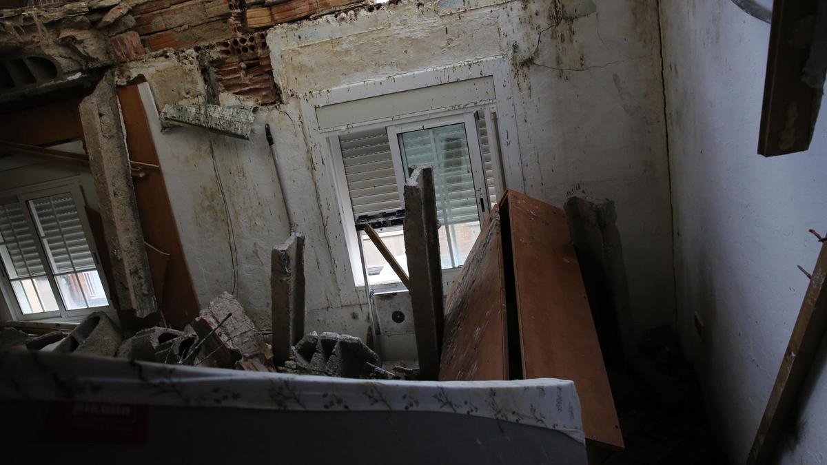 Efectos del derrumbe del techo en el interior del edificio del número 22 de la calle Granada, en una fotografía de marzo de 2023