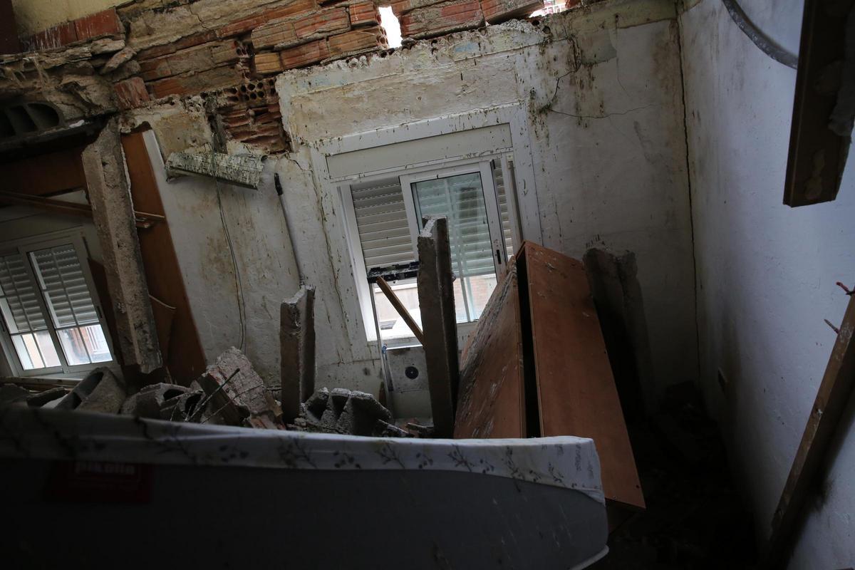 Efectos del derrumbe del techo en el interior del edificio del número 22 de la calle Granada, en una fotografía de marzo de 2023 Efectos del derrumbe del techo en el interior del edificio del número 22 de la calle Granada, en una fotografía de marzo de 2023