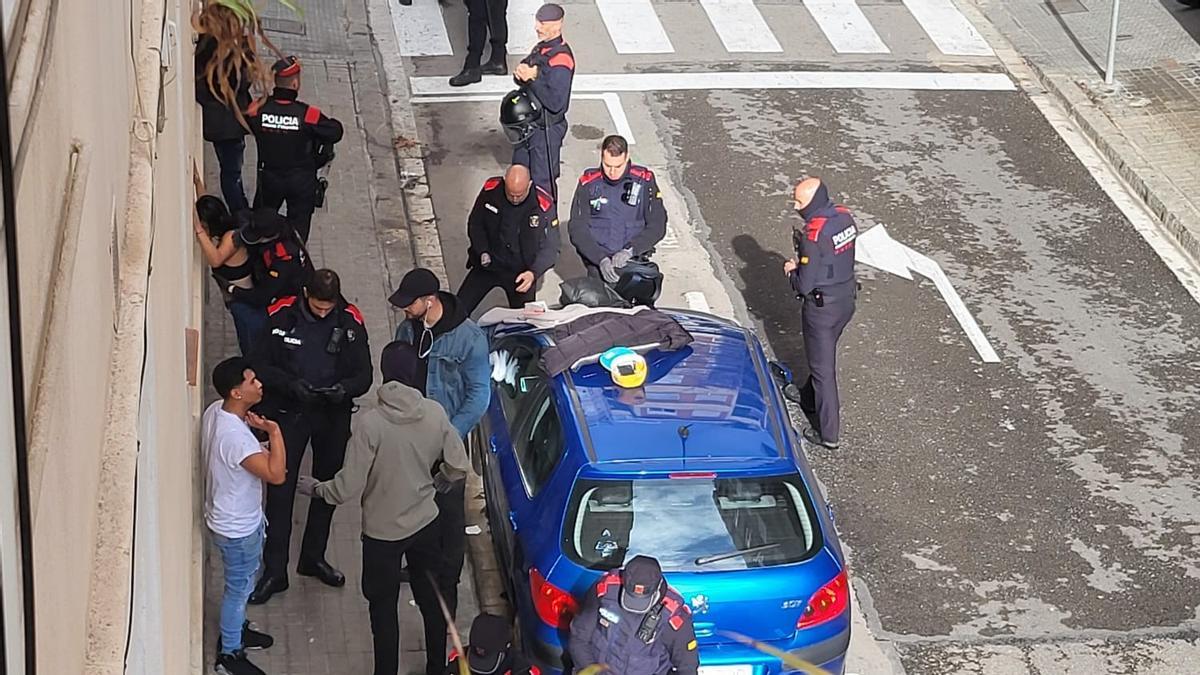 Los Mossos d'Esquadra identifican y cachean a clientes del 'after hours' de la calle Còrsega, en Barcelona, en una intervención reciente.