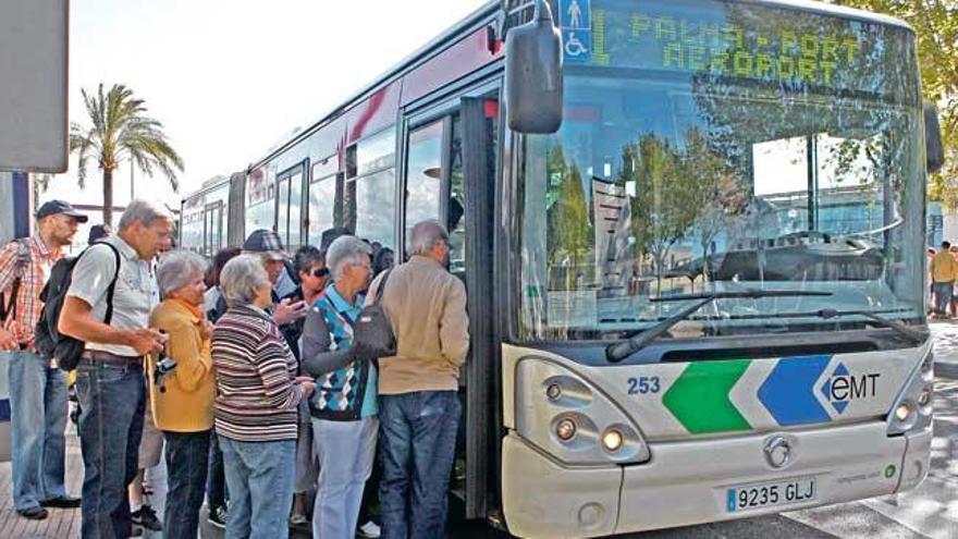 La línea 1, que une el puerto con el aeropuerto, es una de las siete que ya aceptan perros.