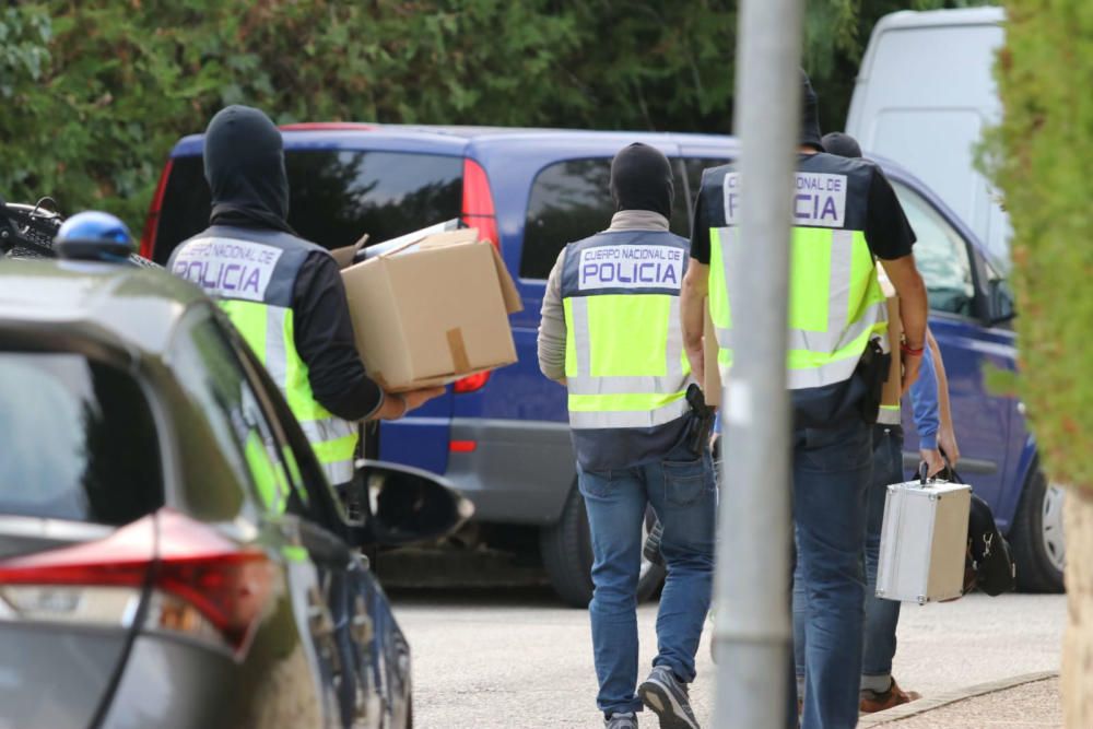 La Policía registra la casa del supuesto yihadista detenido en Cocentaina