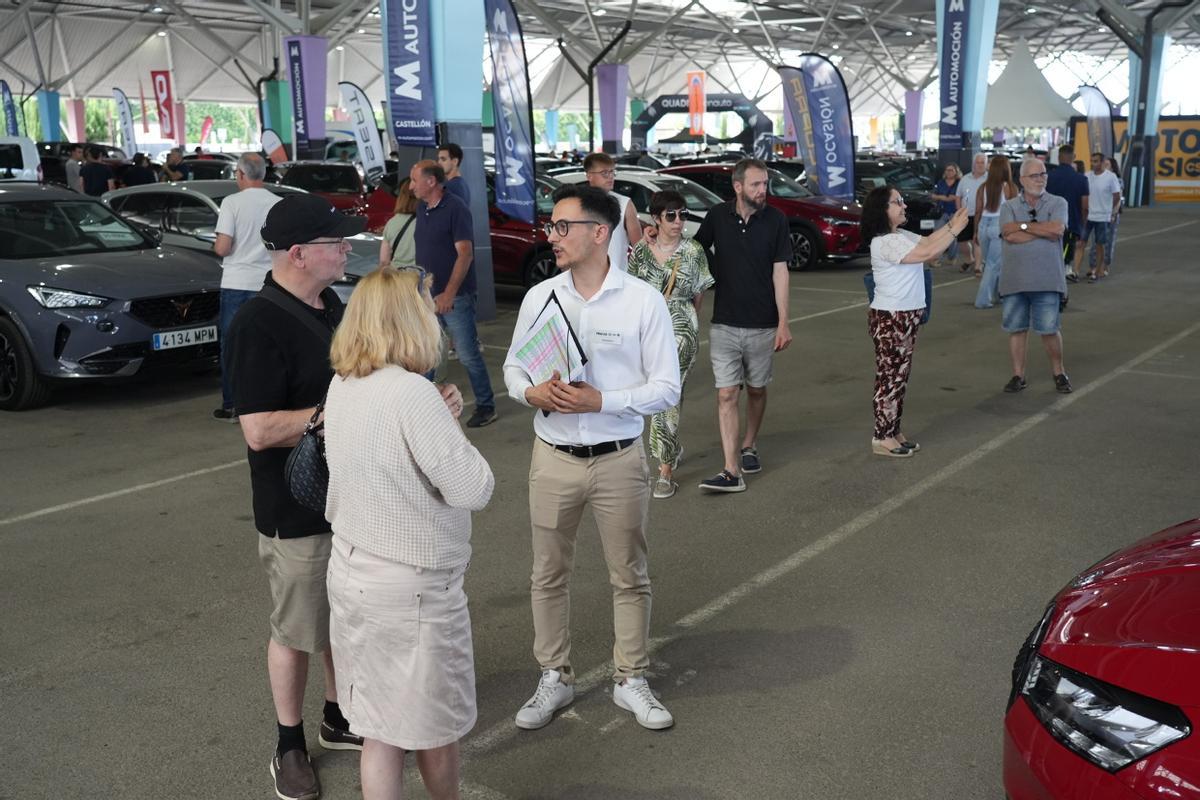 Galería: Los clientes observan los coches de Motorocasión.