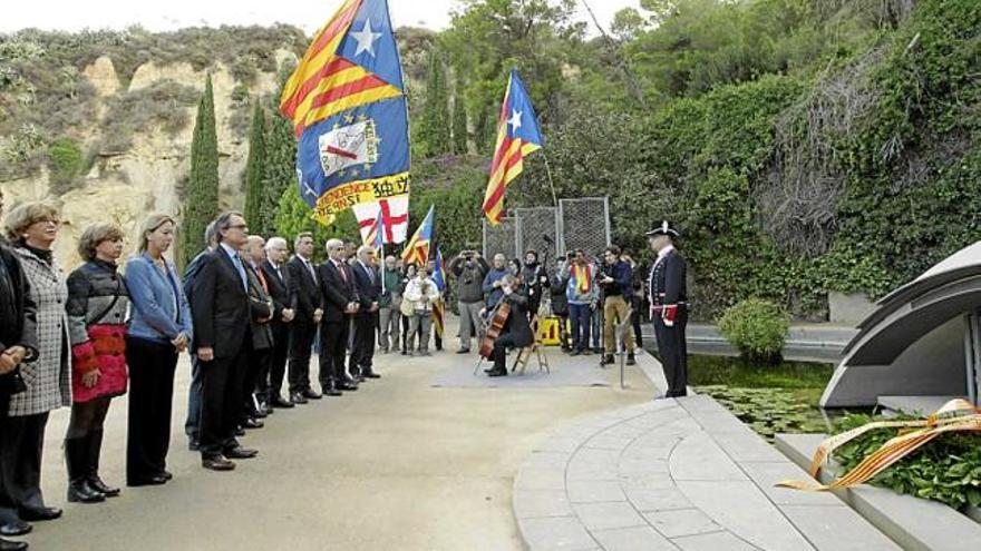 Mas, amb representants institucionals, davant la tomba de Companys