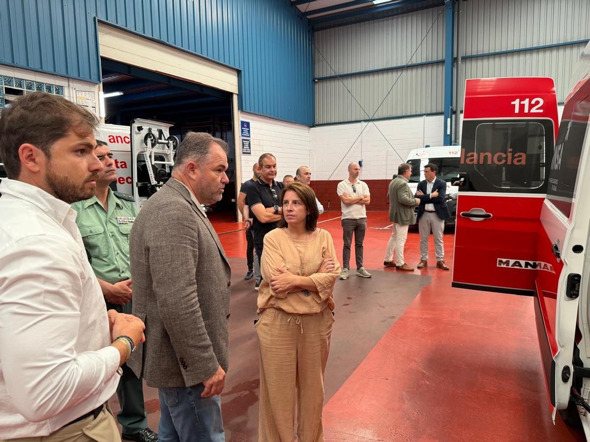 Adrian Lastra y Carlos Paniceres, durante la visita a las instalaciones de Transinsa.