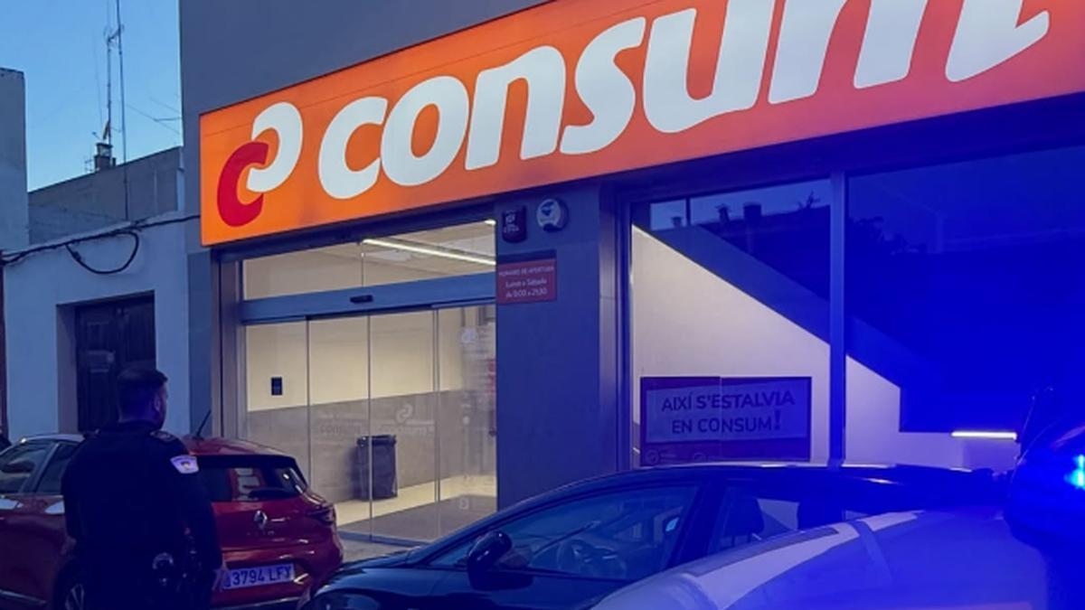 Un agente de la Policía Local, frente al comercio donde tuvo lugar el robo.