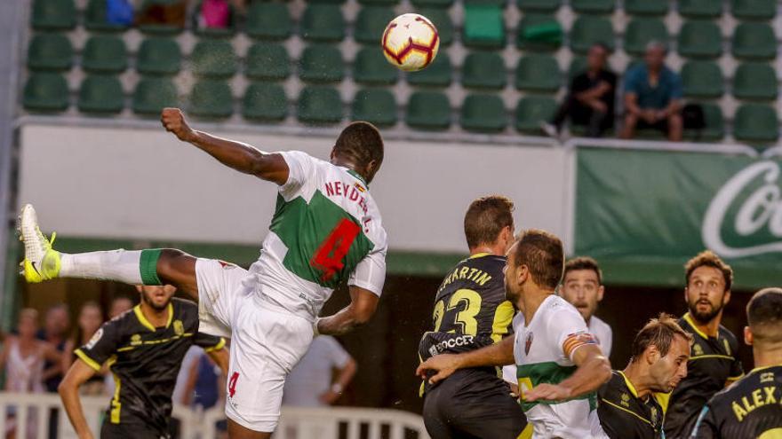 Neyder intenta un remate de cabeza, durante el partido frente al Granada