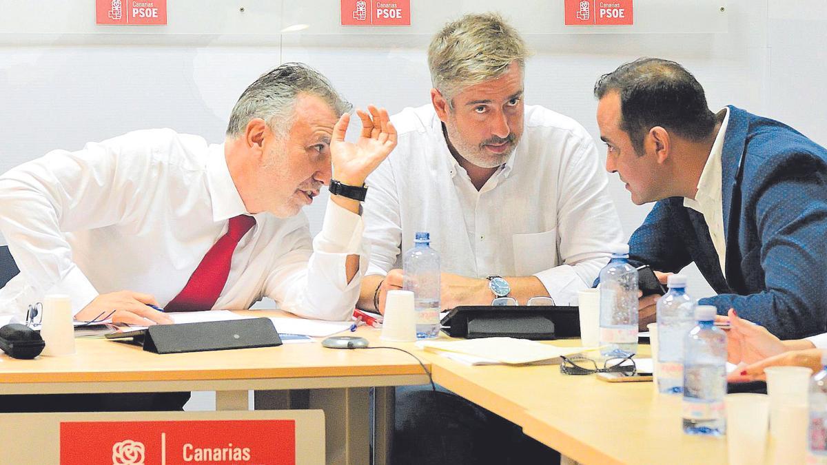 Ángel Víctor Torres, el secretario de Organización del PSOE canario, Jorge González, y Blas Acosta.