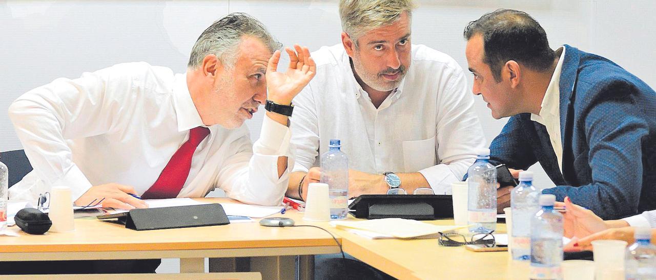 Ángel Víctor Torres, el secretario de Organización del PSOE canario, Jorge González, y Blas Acosta.