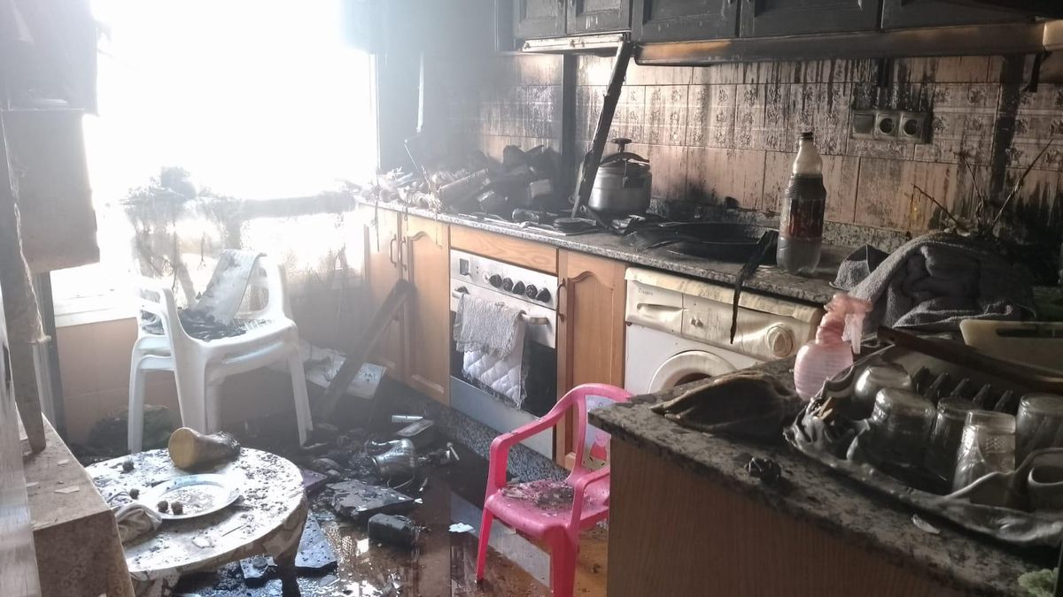 Interior del piso afectado por el fuego, este viernes por la mañana.