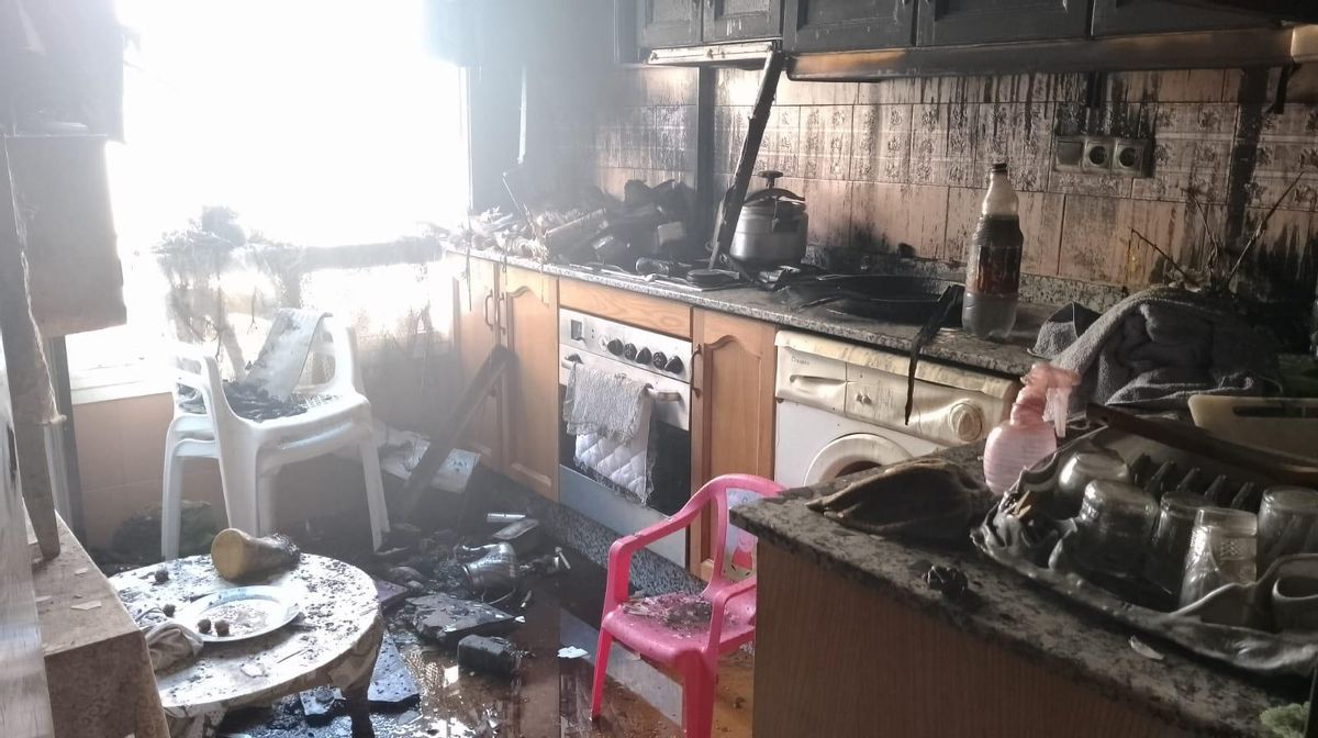 Interior del piso afectado por el fuego, este viernes por la mañana.