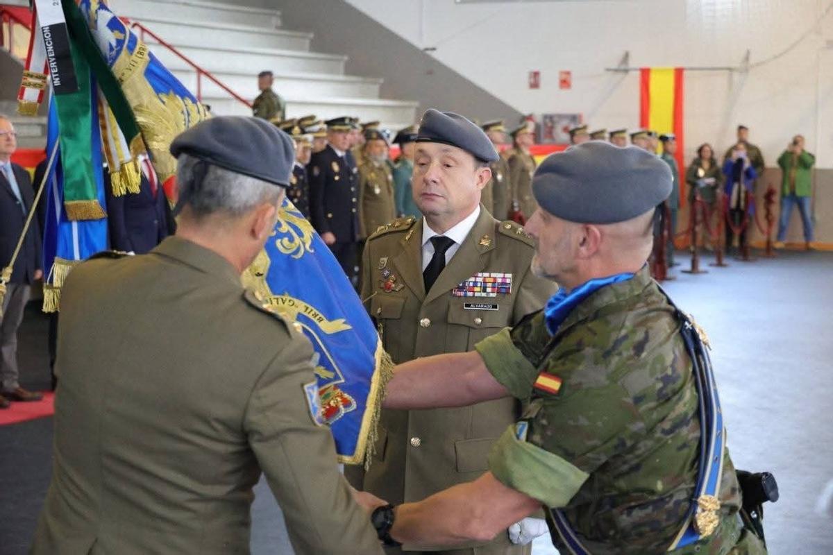 El coronel Martínez Victoria entrega el guión de la BRILAT al coronel González Alvarado.