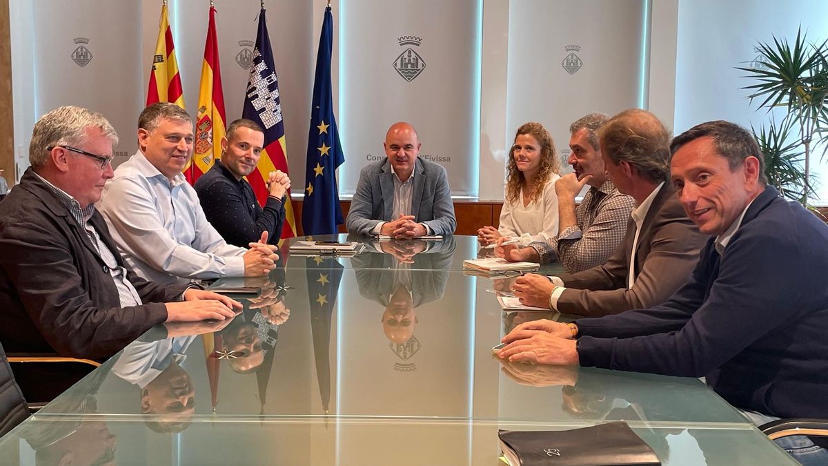 El presidente, Vicent Marí, en el centro, y a su derecha, María Costa, durante la reunión de esta mañana entre el gobierno del Consell y la cúpula de la Federación Hotelera de Ibiza y Formentera.