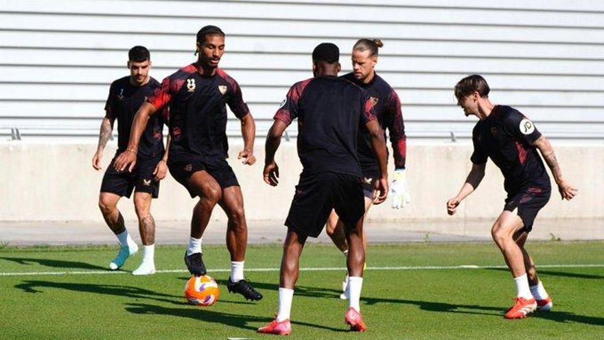 El Sevilla entrena de cara al Villarreal con dos nuevas bajas