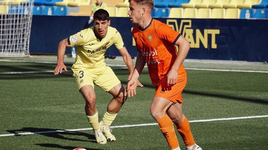 El Atzeneta controla el balón ante el Villarreal C.