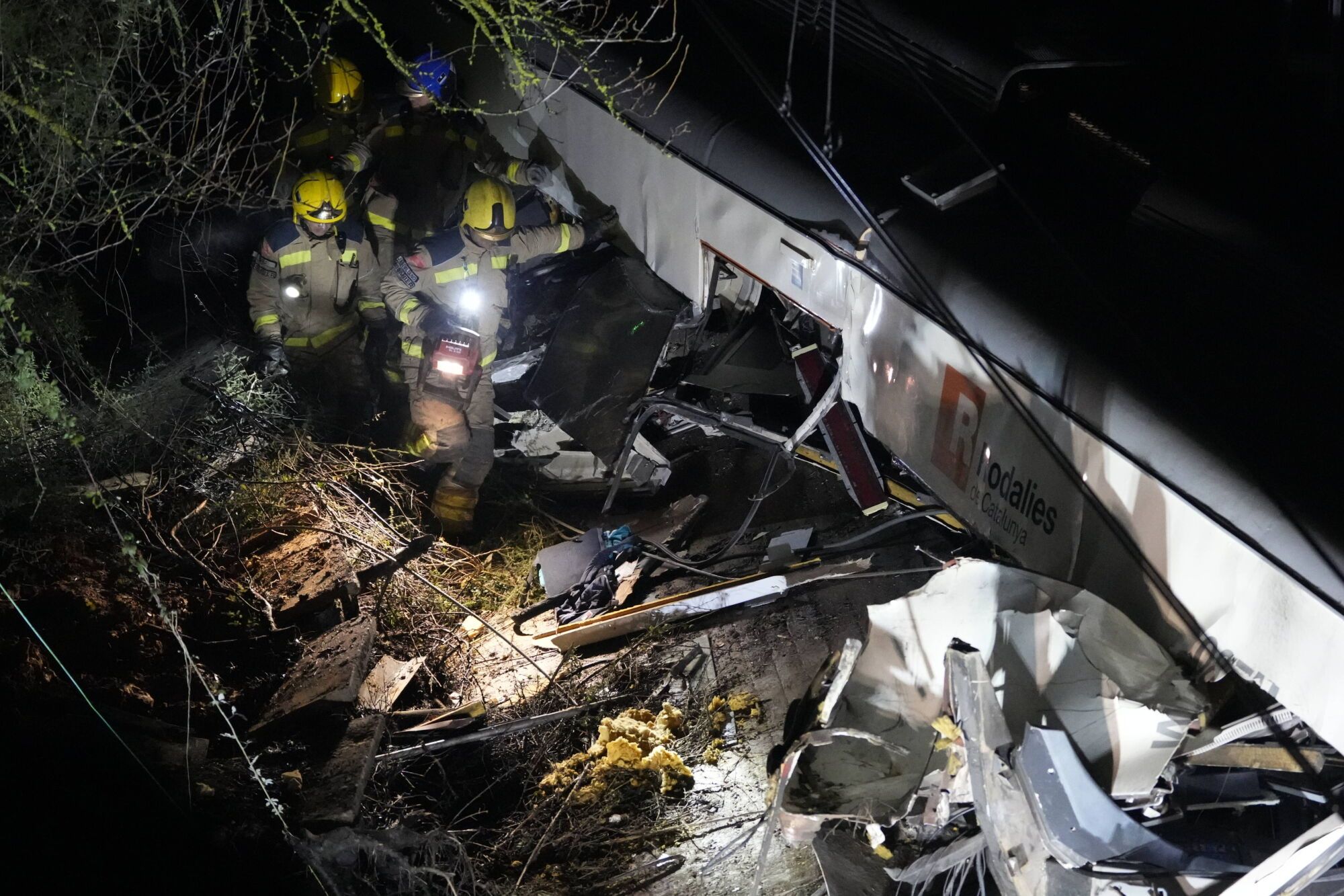 El accidente del tren de rodalies de la R4 en Gelida que ha descarrilado ha provocado un muerto, el maquinista del convoy, y cuatro heridos graves, así como 34 heridos de carácer más leve. 