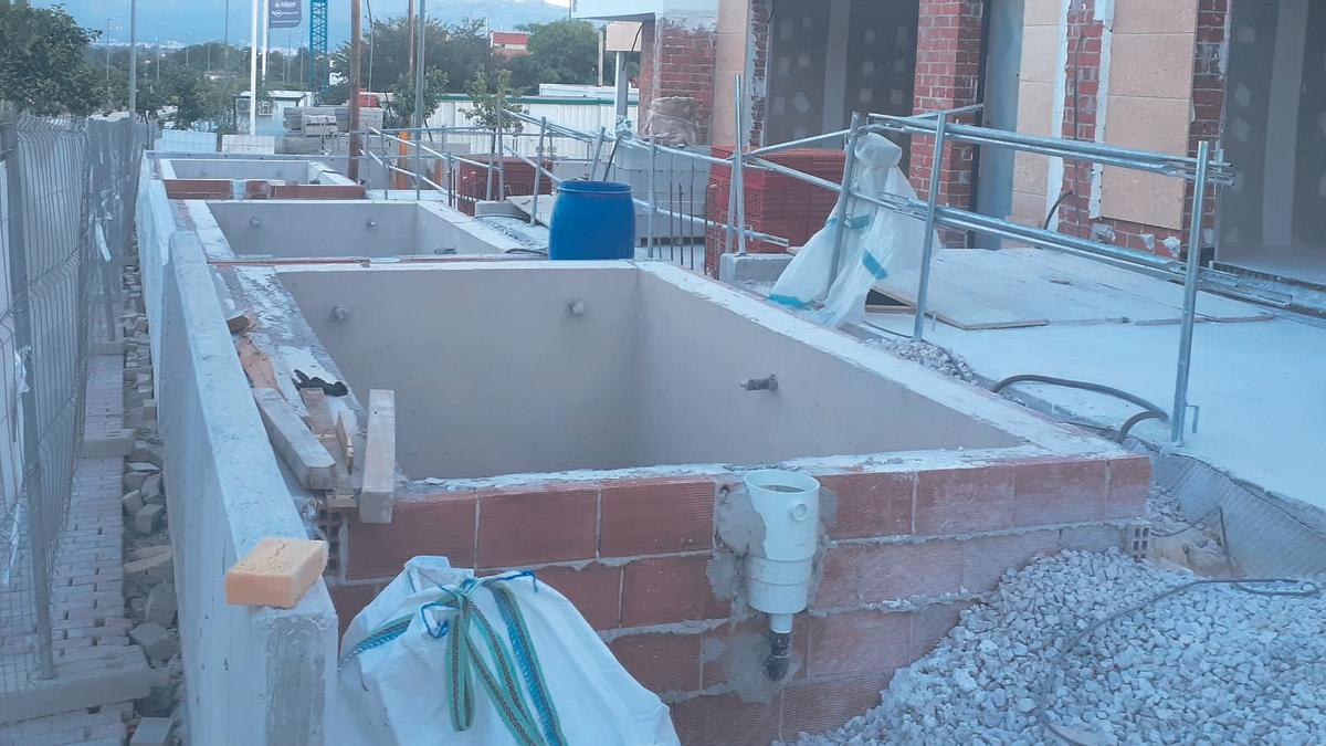 Actuales piscinas particulares en construcción en Murcia.