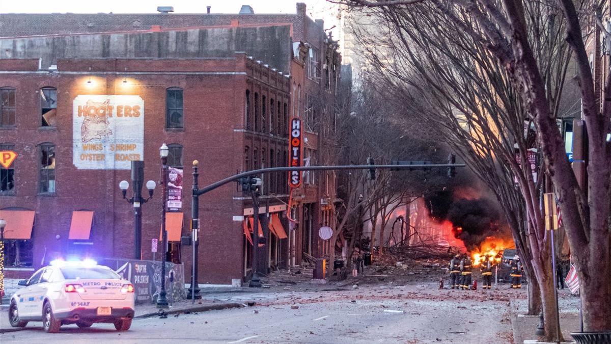 Humo, llamas y escombros al explotar una bomba en un vehículo en Nashville (Tennessee, EEUU), este viernes