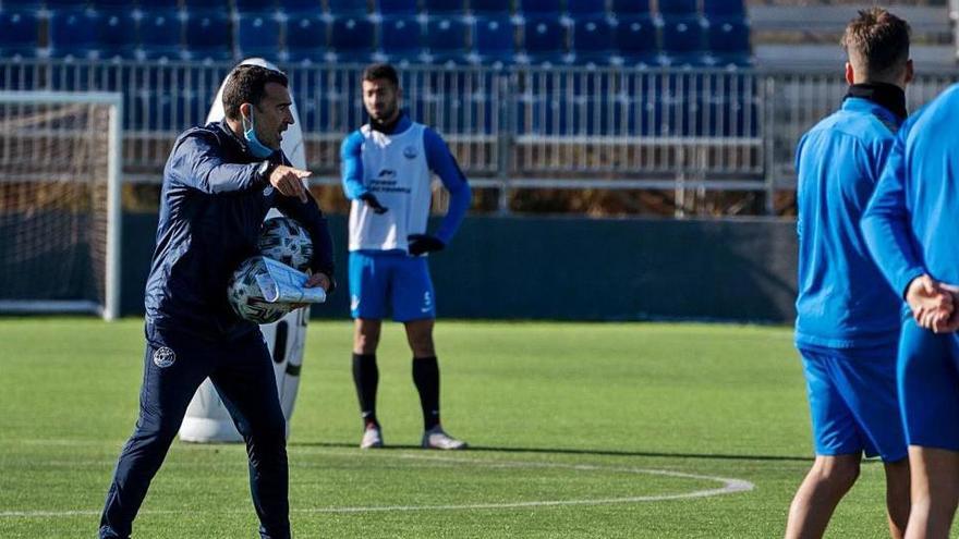 Juan Carlos Carcedo, entrenador de la UD Ibiza, da instrucciones a los futbolistas de su plantilla durante un entrenamiento.