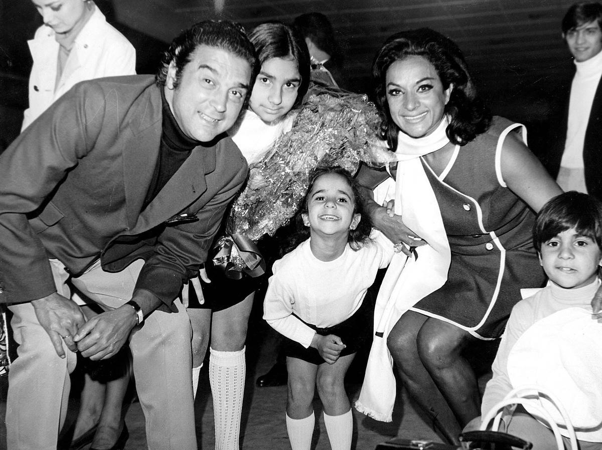 La familia al completo: Antonio González 'el Pescaílla' y Lola Flores con sus hijos (de izda. a dcha.)  Lolita, Rosario y Antonio en el aeropuerto de Barajas en 1969.