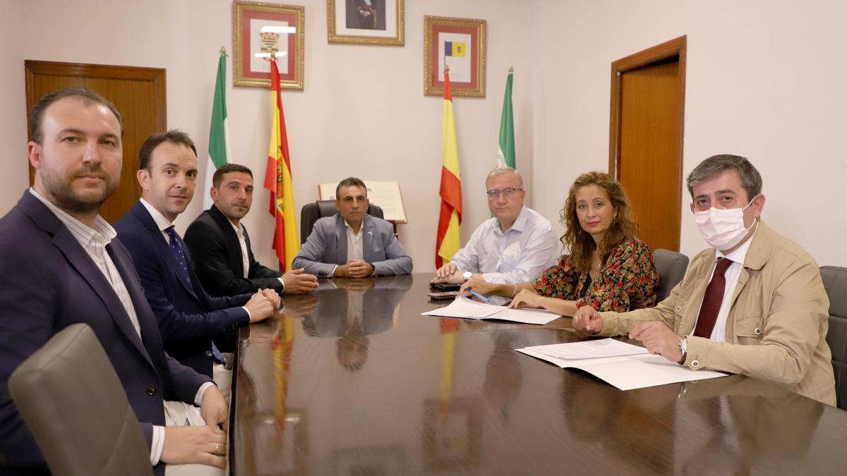 Representantes de la Diputación y del Ayuntamiento de El Guijo, reunidos en el Consistorio.