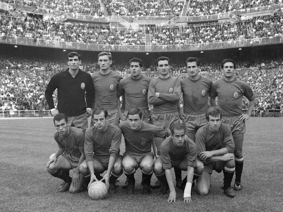 El equipo de España en la final de la Eurocopa de 1964, en el Santiago Bernabeu, frente a la URSS. 