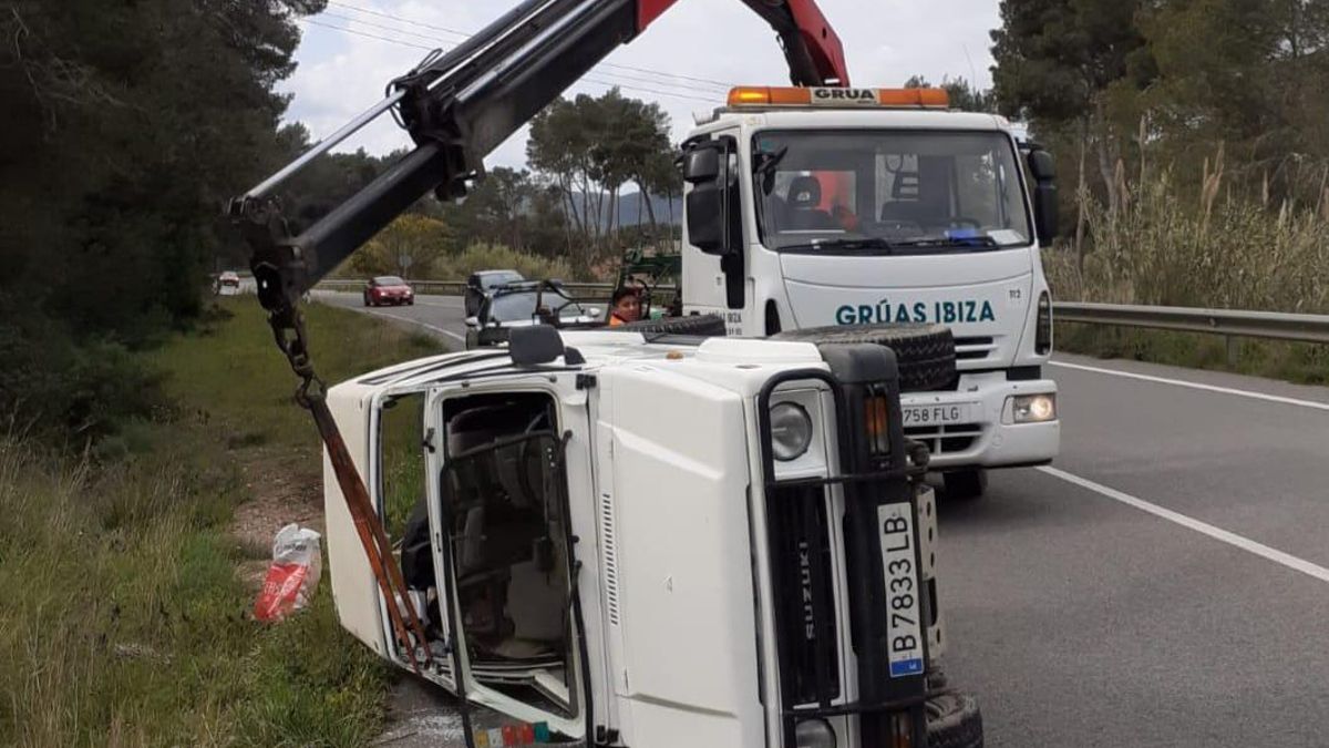 Así ha quedado el coche tras volcar en la carretera de Sant Joan