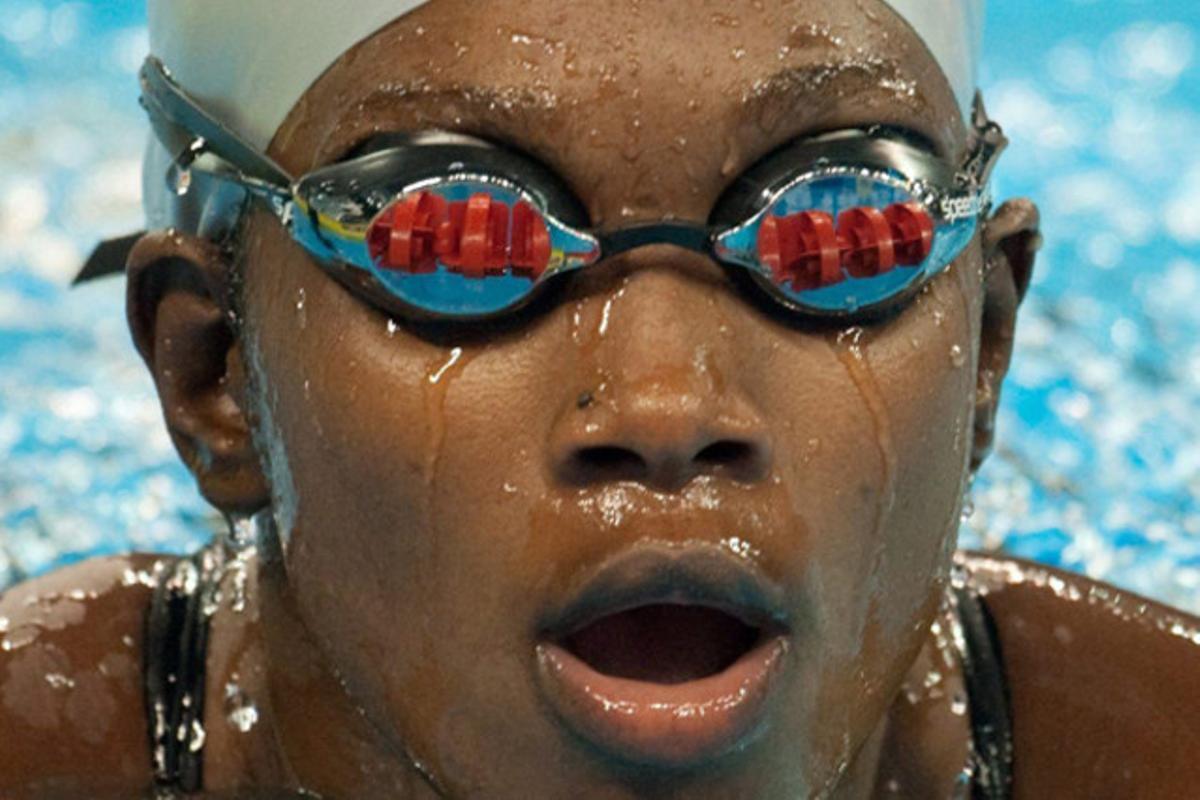 La camerunesa Guedia Mouafo competeix en la prova femenina dels 50 metres pit al Campionat del Món de natació a Xangai (Xina)