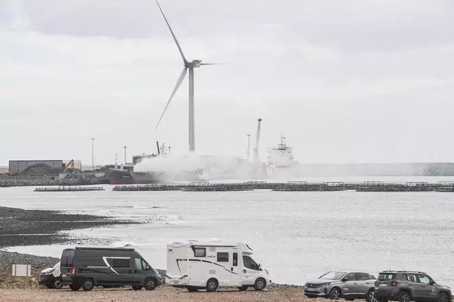 Extinguido el incendio en el barco atracado en Arinaga
