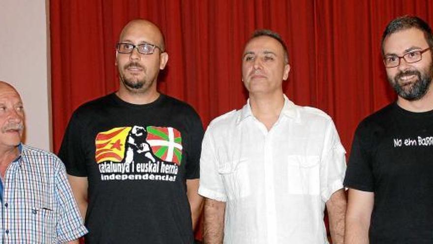 El nou alcalde de Vallbona d&#039;Anoia, Joan Garcia, amb camisa blanca, amb els seus companys del grup municipal d&#039;ERC