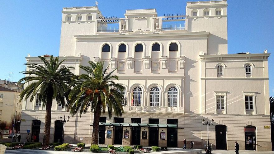 Fachada del teatro López de Ayala.