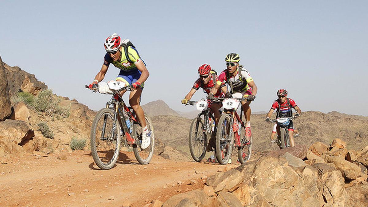 Algunos de los participantes de la Titan Desert 2015, durante la tercera etapa de la carrera