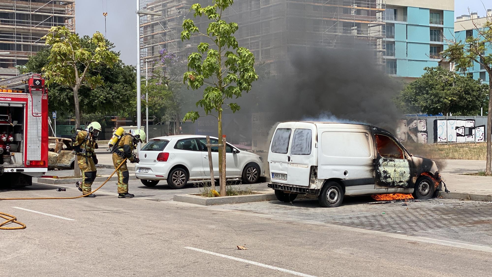 Las fotos del aparatoso incendio intencionado de un coche en Nou Llevant, en Palma