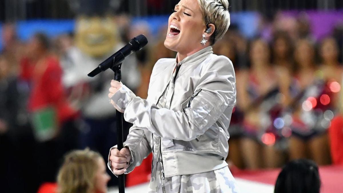 Pink canta el himno estadounidense en la Super Bowl