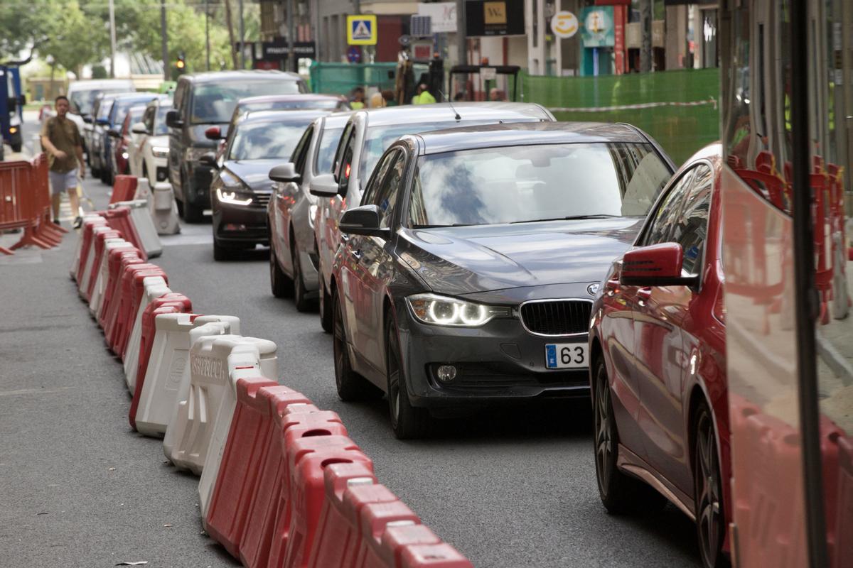 Tráfico denso en Gran Vía, donde solo quedará un carril para el tráfico privado tras las obras de movilidad.