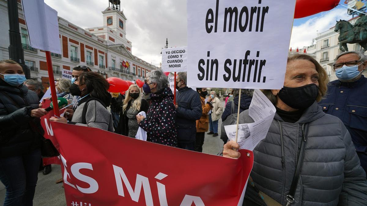 Activistas pro EUTANASIA se concentran en la puerta del Sol mientras  se debe la Ley de la Eutanasia.