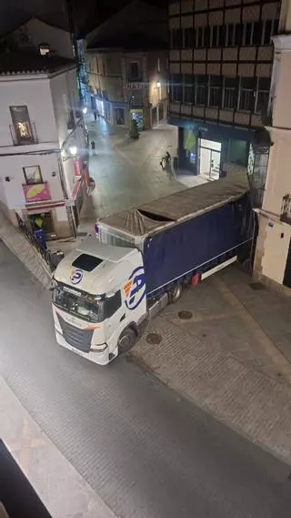 El conductor del camión que quedó atrapado en Cáceres dio positivo en alcohol