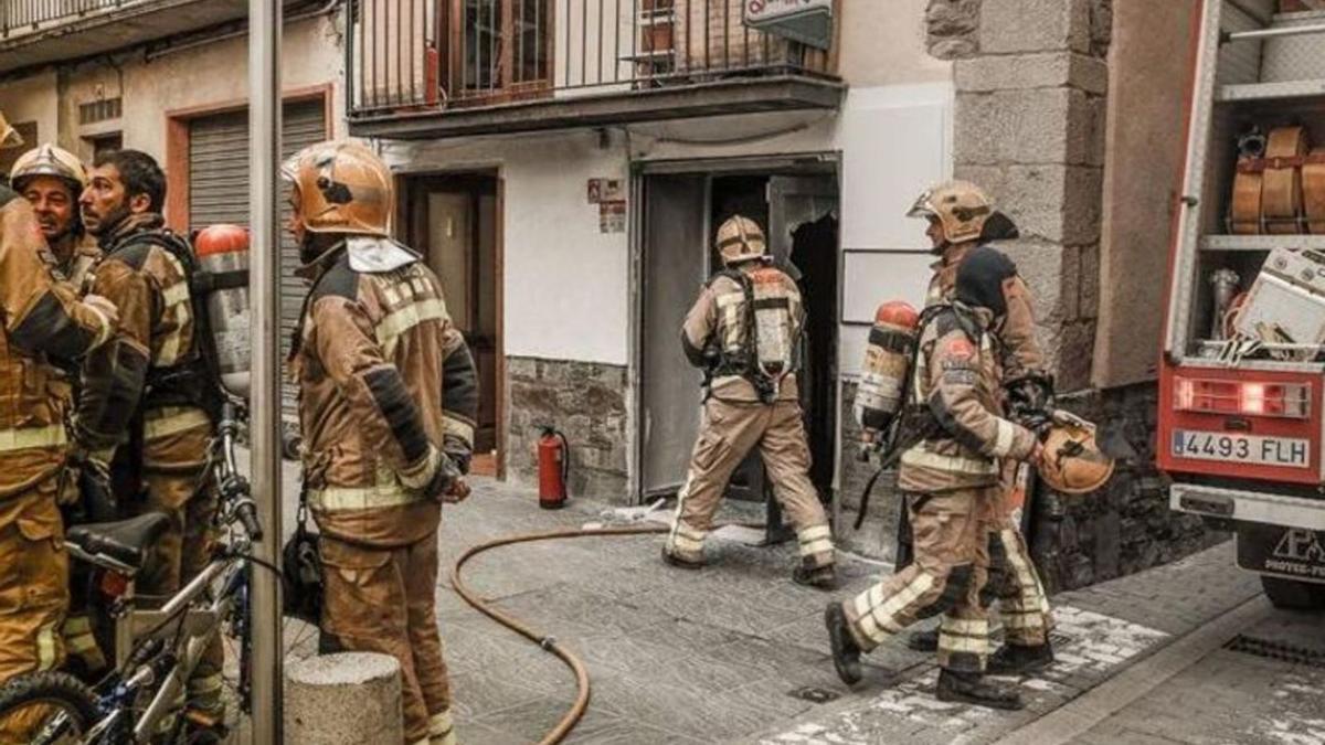 Els bombers durant l’extinció de l’incendi al local de Puigcerdà, el dia dels fets. | EMILI GIMENEZ/ARXIU