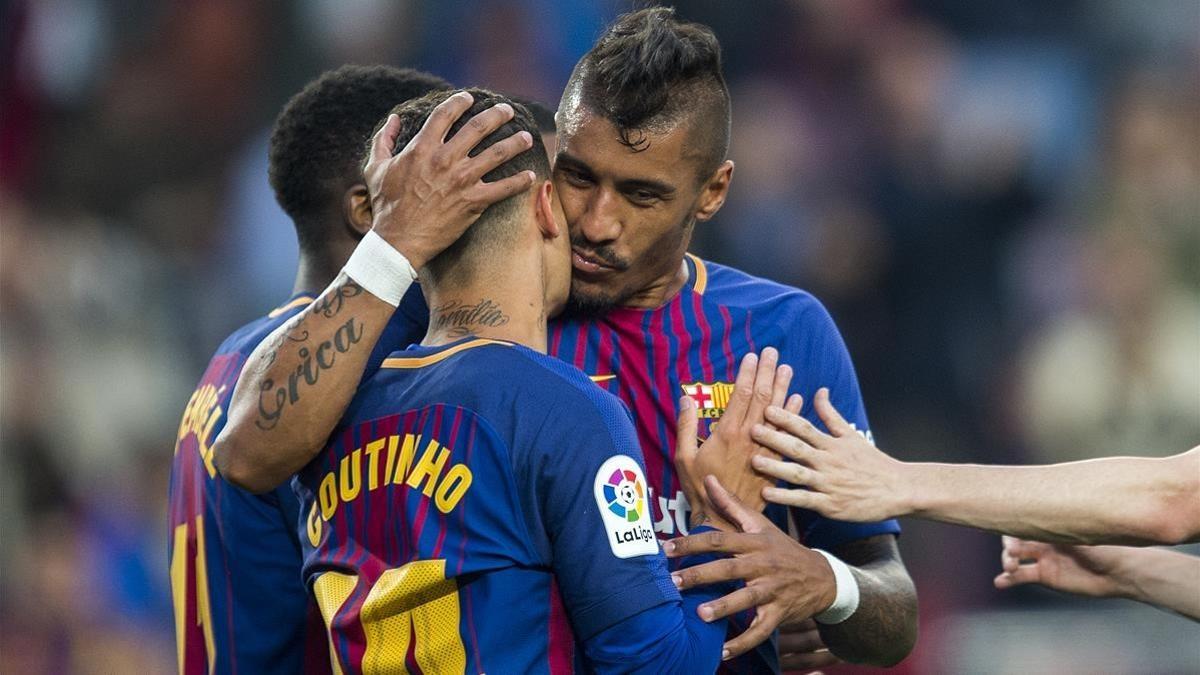 Paulinho felicita a Coutinho por su gol al Villarreal en el Camp Nou.