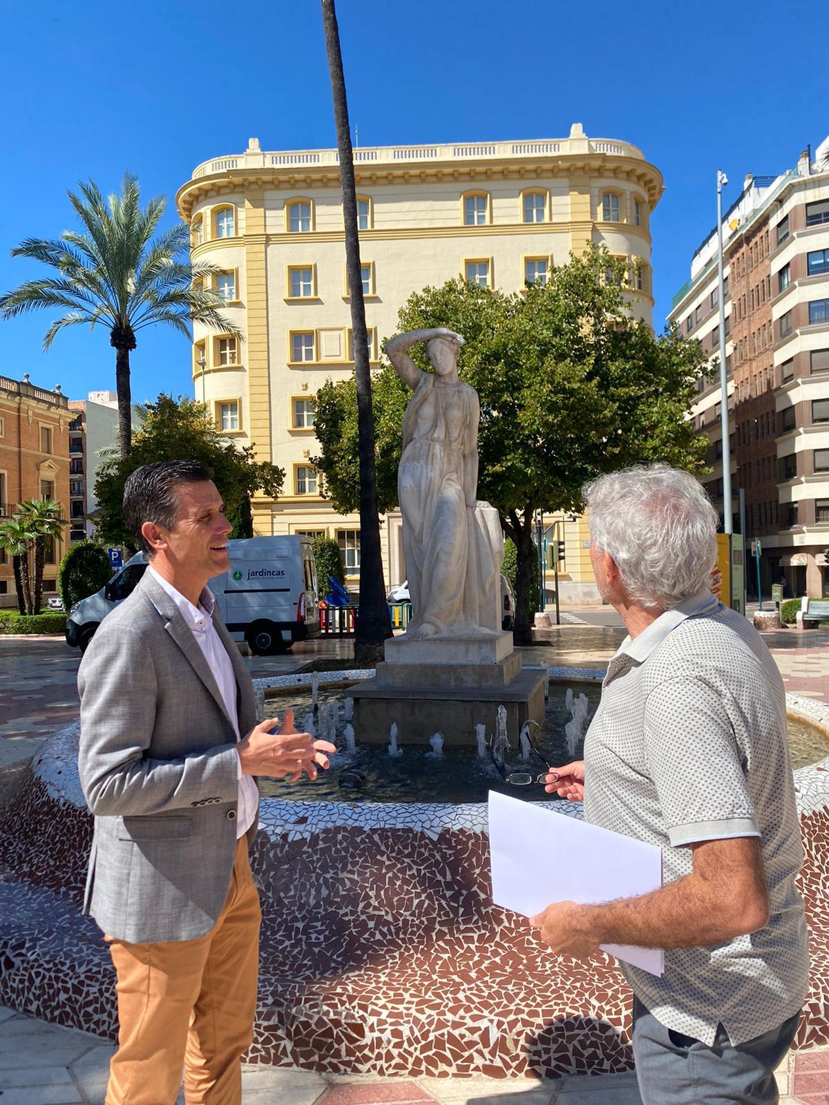 Alejandro Clausell junto al técnico del Servicio Restauración de la Diputación.