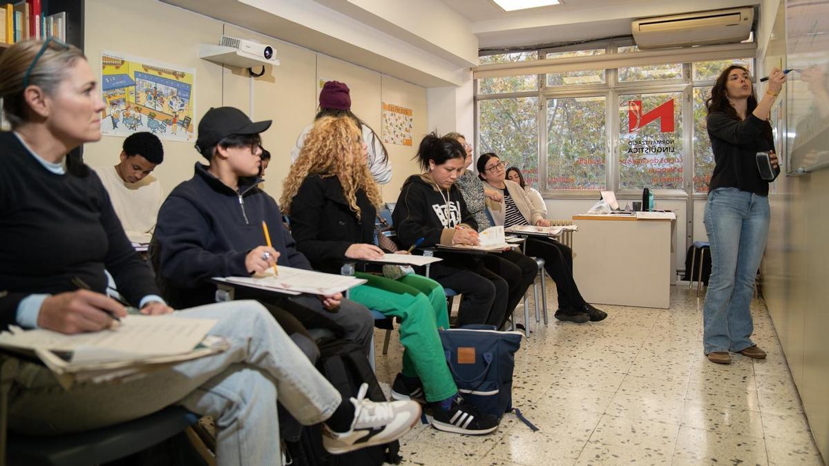 Una classe de català al Centre de Normalització Lingüística Montserrat de Manresa