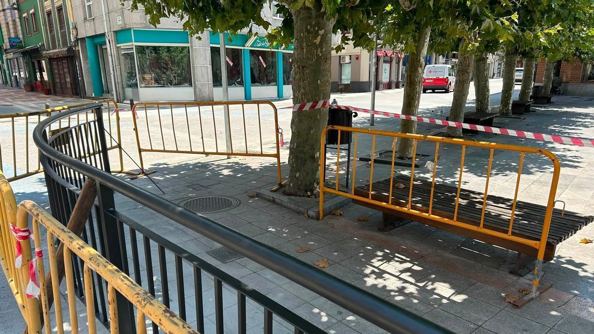 La valla recientemente colocada en Pola de Laviana.